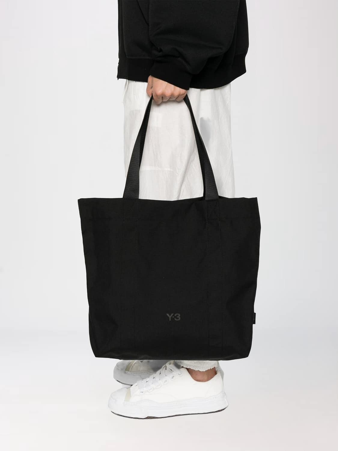 Y-3 TRAGETASCHE: Schwarze Polyamid-Tragetasche von Y-3 mit doppeltem Griff und tonalem Logo, Schwarz - Img 2