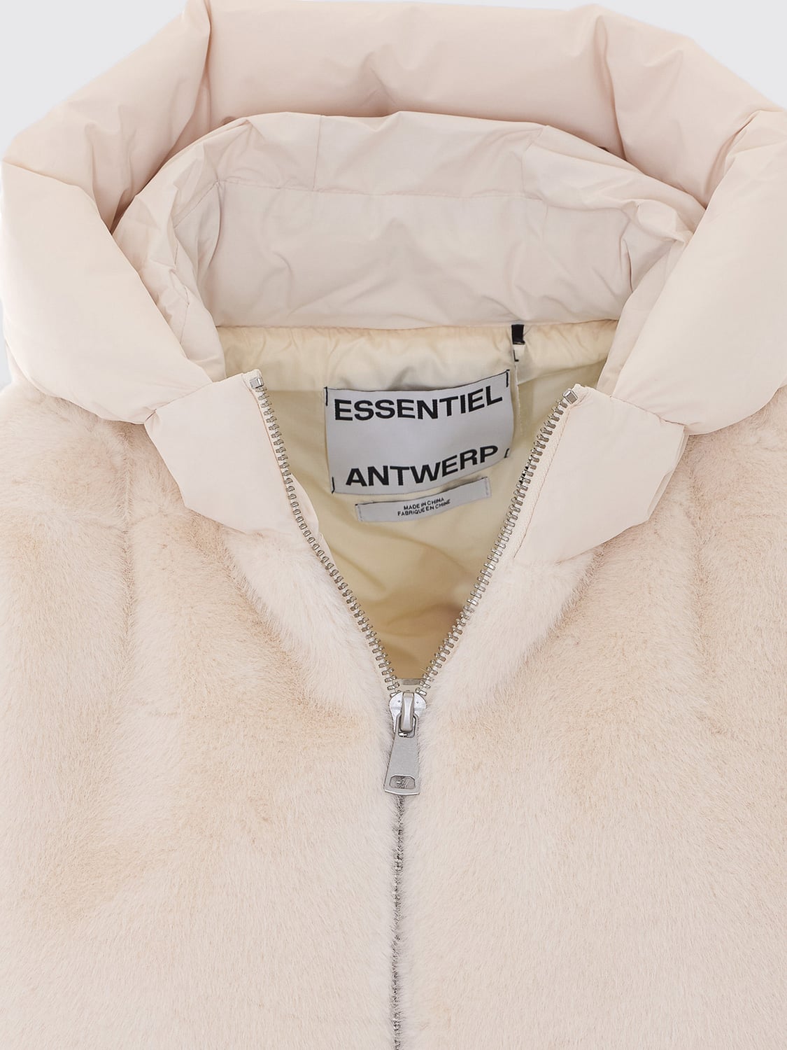 ESSENTIEL ANTWERP ШУБА: Короткая куртка Essentiel Antwerp из искусственного меха с капюшоном, Бежевый - Img 4