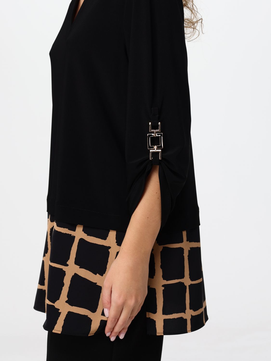 JOSEPH RIBKOFF TOP: Blusa de seda a cuadros Joseph Ribkoff con cuello de pico y hombros caídos, Fantasía - Img 3