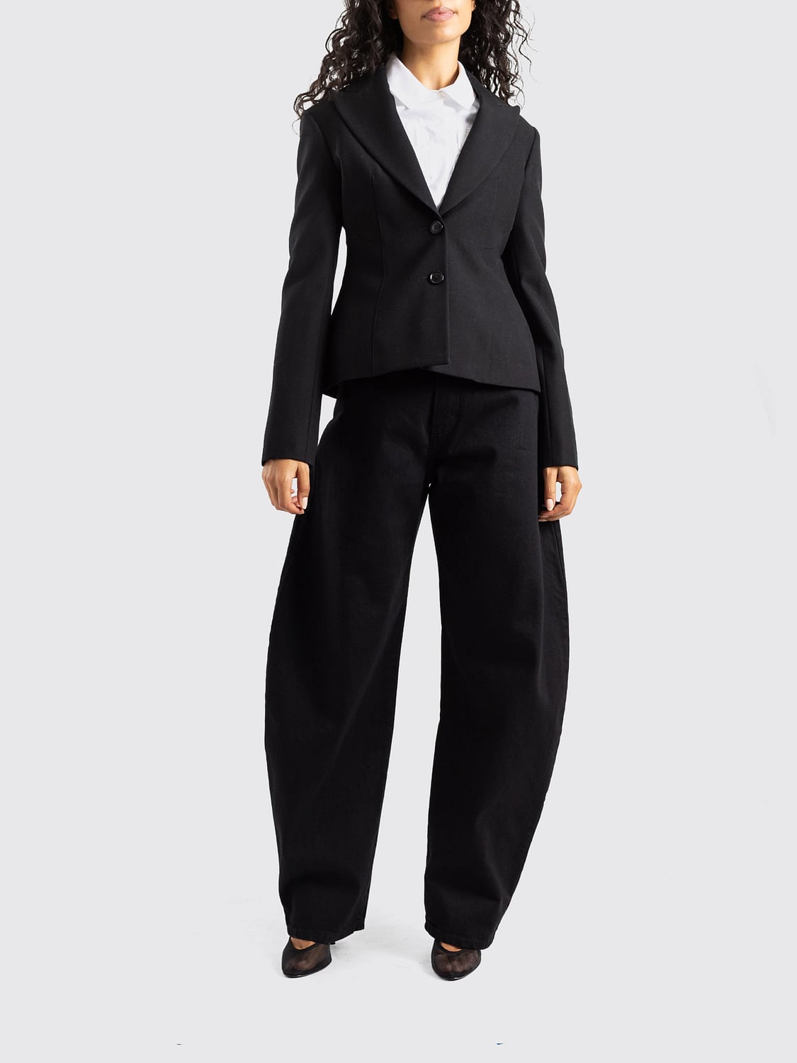 ALAÏA CHAQUETA: Blazer corto de botonadura sencilla Alaïa en pura lana con dos botones, Negro - Img 2