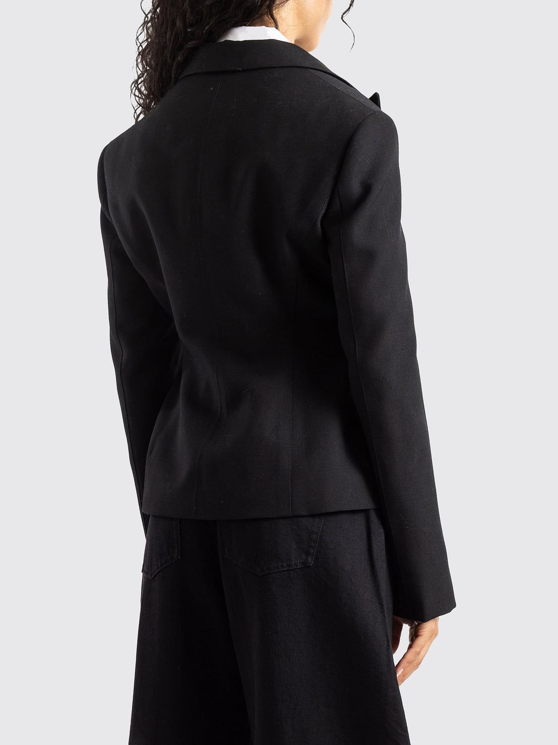 ALAÏA CHAQUETA: Blazer corto de botonadura sencilla Alaïa en pura lana con dos botones, Negro - Img 3