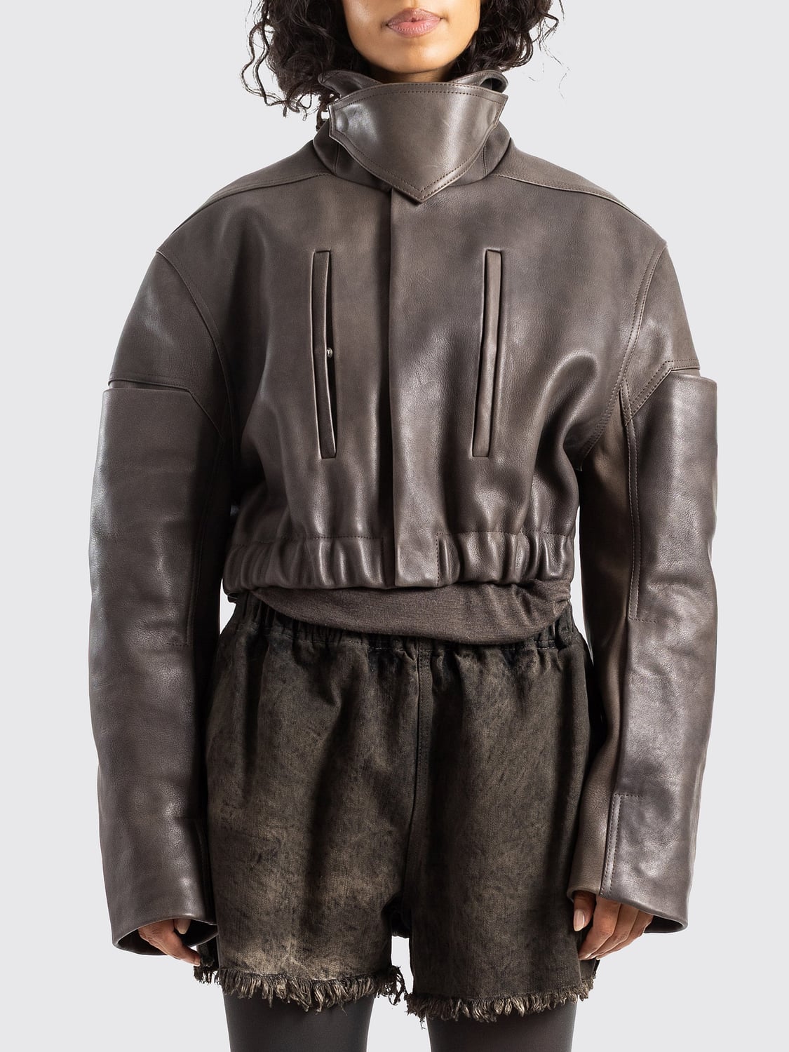 RICK OWENS JACKE: Cropped Lederbomberjacke von Rick Owens aus Kalbsleder mit Trichterkragen, Schwarz - Img 1