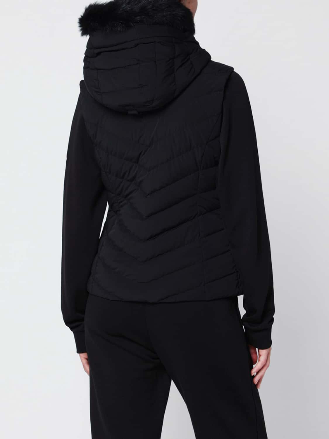 MOOSE KNUCKLES GIACCA: Piumino slim fit Moose Knuckles trapuntato con collo alto e cappuccio in shearling, Nero - Img 2