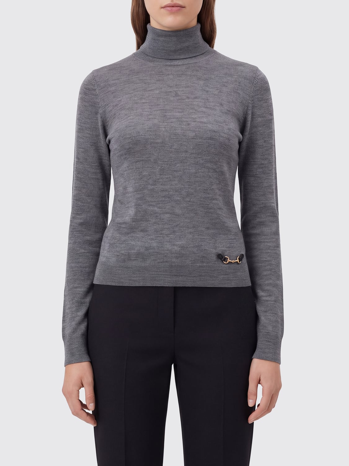 GUCCI PULL: Pull à col roulé slim fit Gucci en pure laine avec détail mors en métal, Gris Souris - Img 1