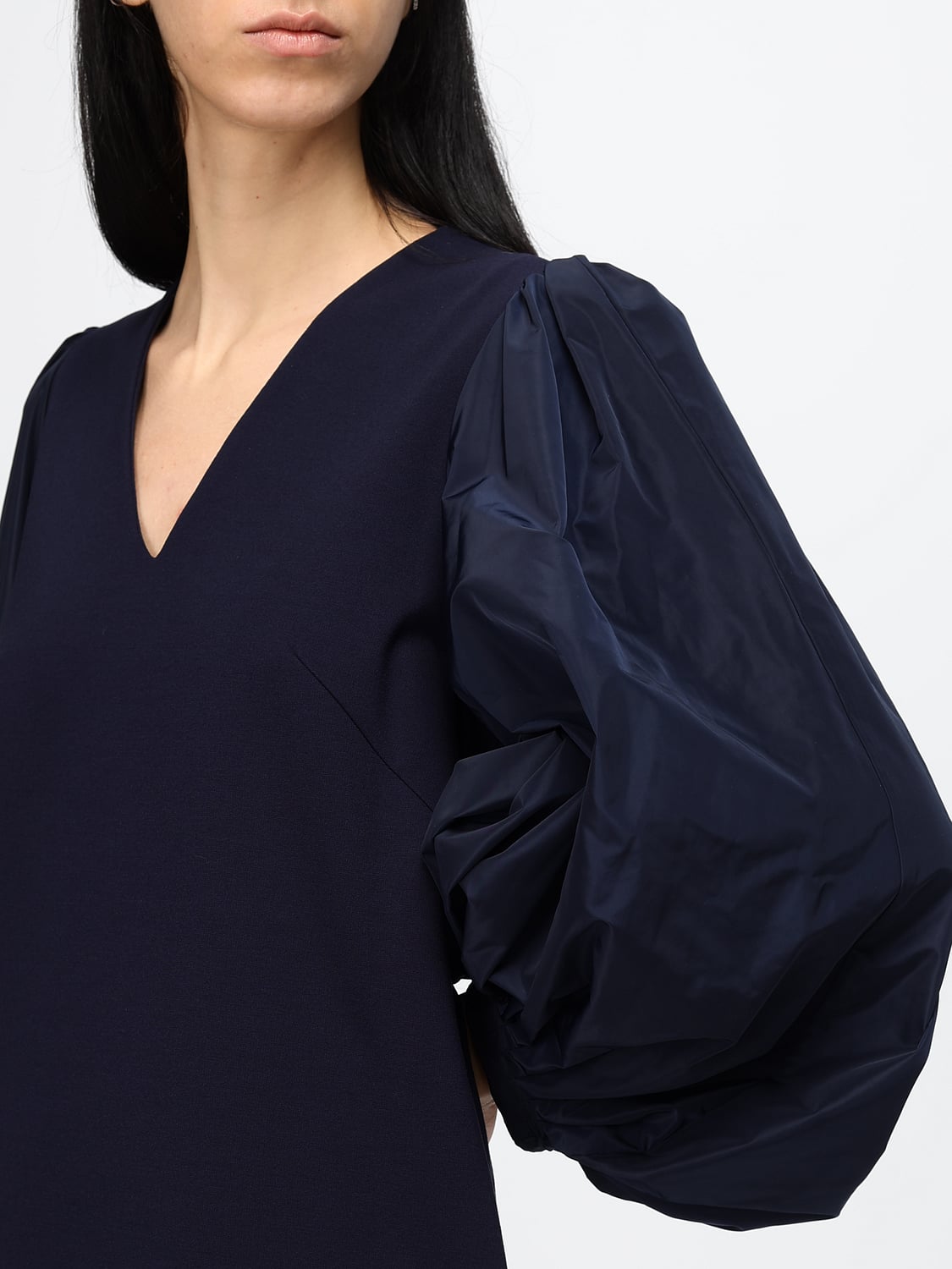 MEIMEIJ KLEID: Meimeij Mini-Tunika aus Crêpe mit V-Ausschnitt und Ballonärmeln, Blau - Img 3