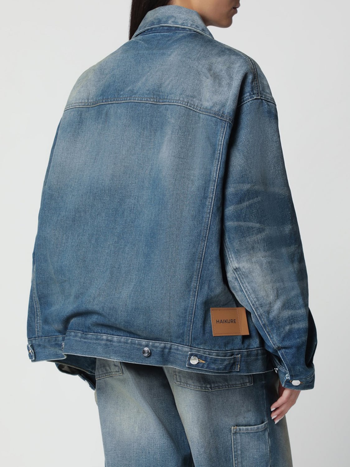 HAIKURE JACKET: Haikure Cropped Relaxed Fit Cotton Denim Jacket, Blue - Img 2