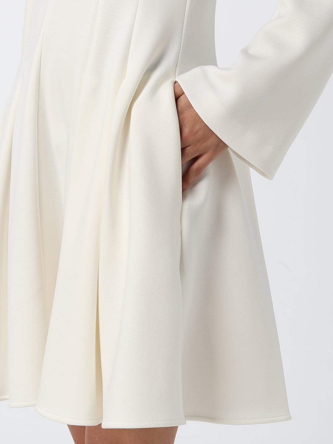 MEIMEIJ KLEID: Ausgestelltes Minikleid Meimeij aus Crêpe mit V-Ausschnitt und langen Ärmeln, Weiß - Img 3