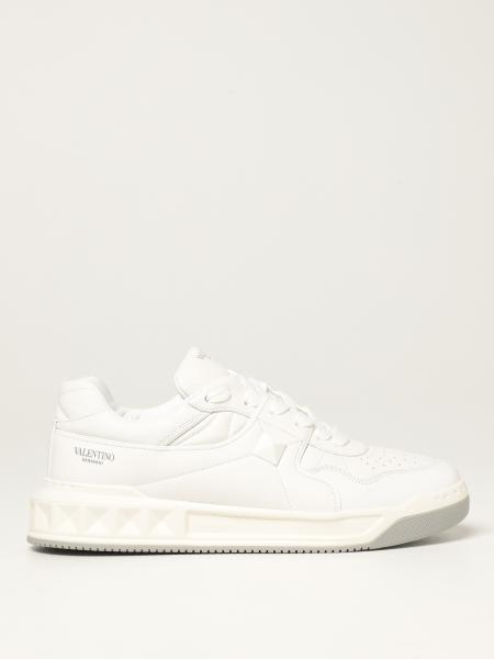 one stud sneaker