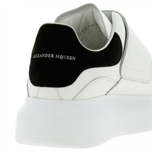 Alexander Mcqueen Outlet: Sneakers Runner stringata in pelle e camoscio con  maxi fascia a strappo - Argento | Sneakers Alexander Mcqueen 533702 WHGP7  GIGLIO.COM