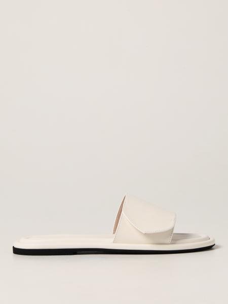 N ° 21 flat sandal in leather with logo