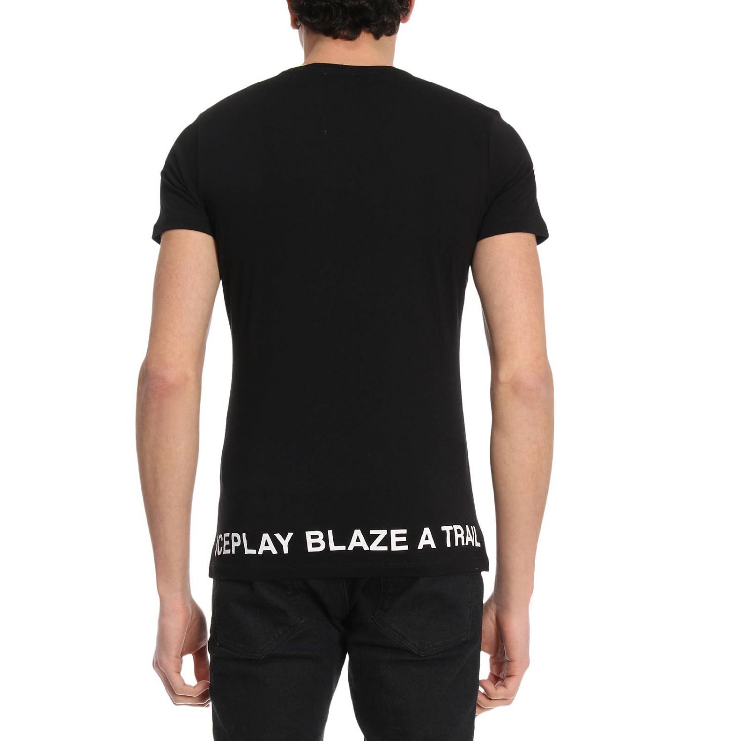 play black shirt