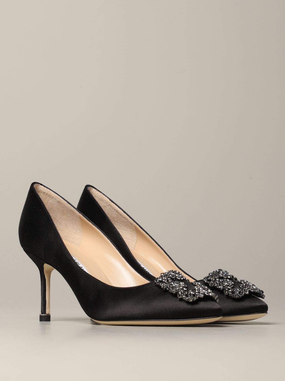 MANOLO BLAHNIK: Bombas de satén Hangisi con hebilla de diamantes de  imitación ahumados - Negro | Zapatos De Salón Manolo Blahnik 9XX-0662  GIGLIO.COM