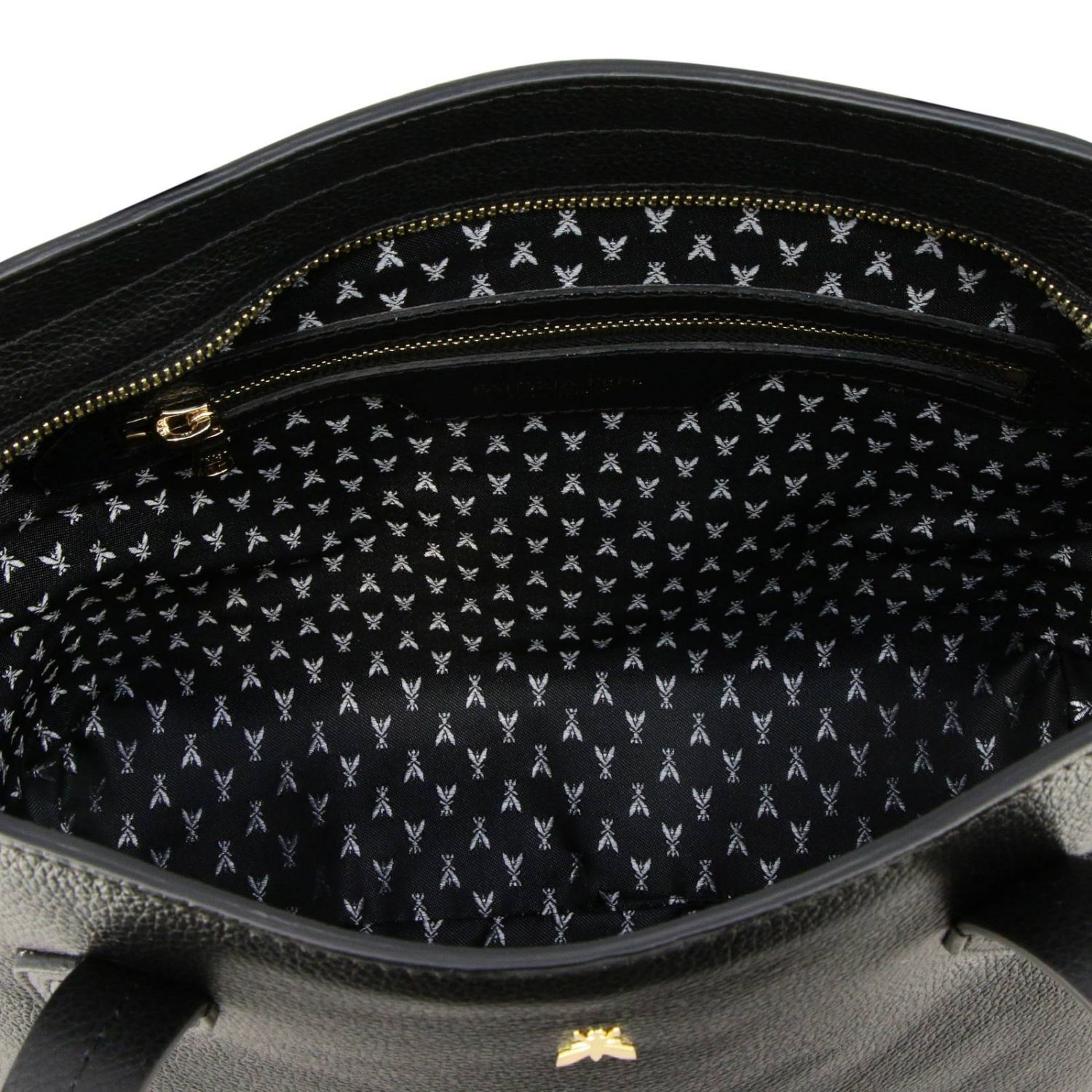 Patrizia Pepe Outlet: Borsa Shopping in pelle martellata con logo - Nero |  Borsa A Spalla Patrizia Pepe 2V8623 A4U8 GIGLIO.COM