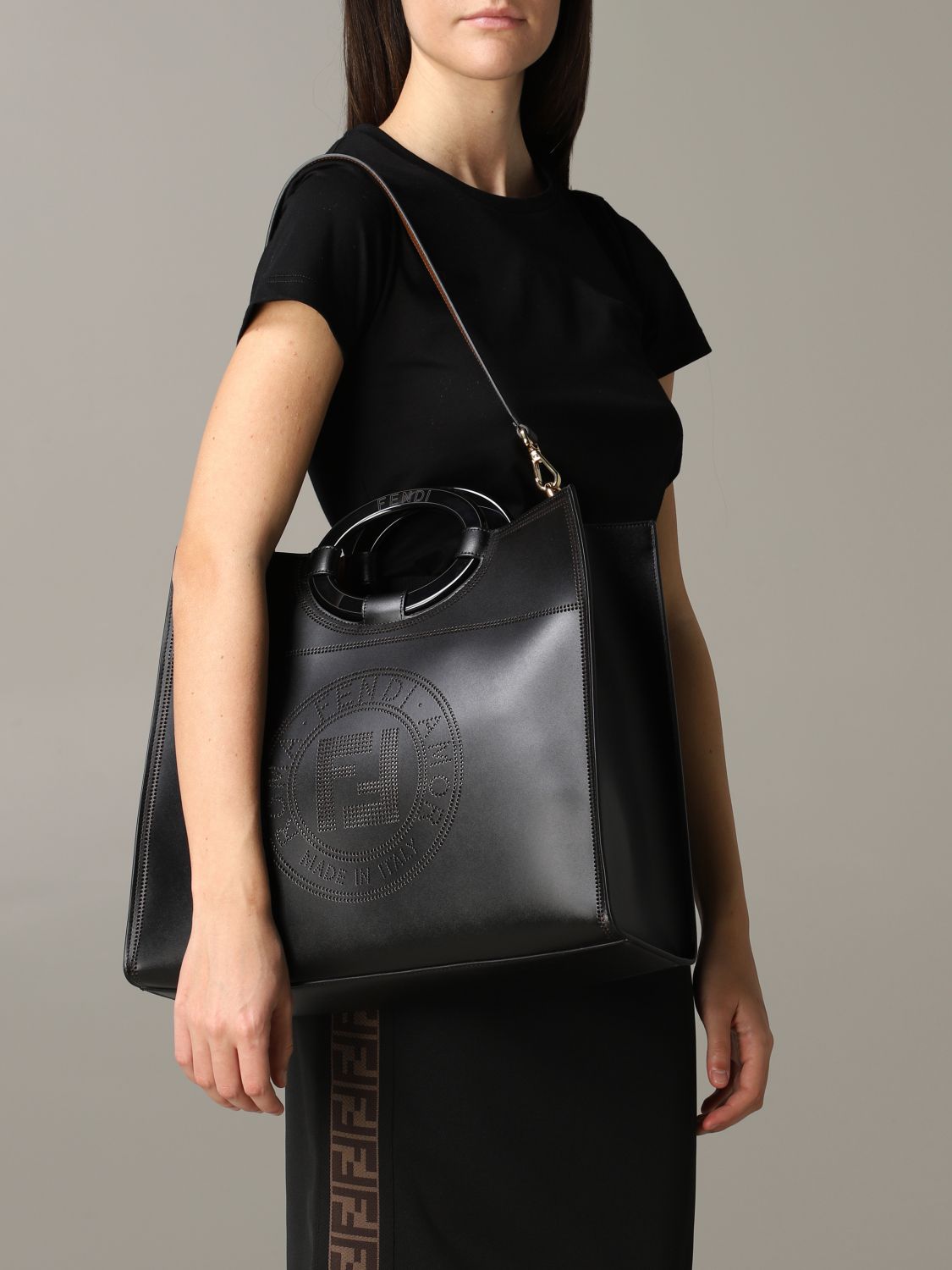 Sac cabas Fendi: Sac Runaway shopping Fendi en cuir avec logo perforé noir 2