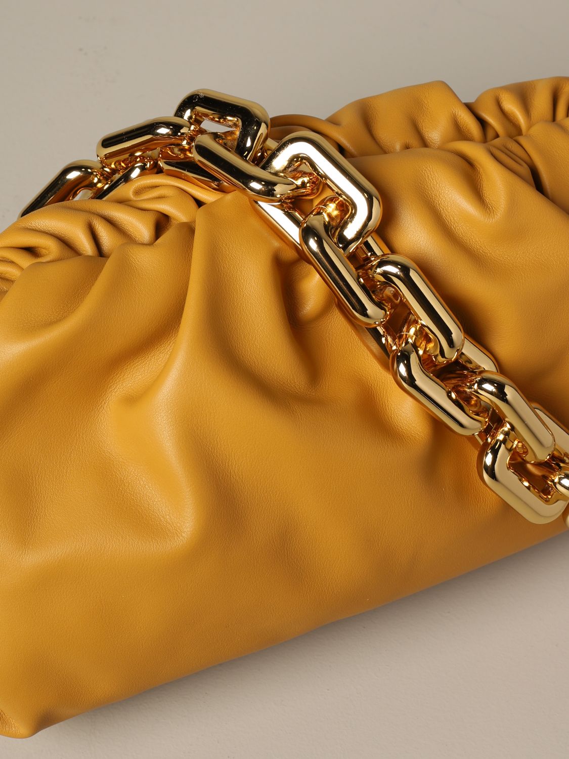 Bottega Veneta The chain pouch bag in leather