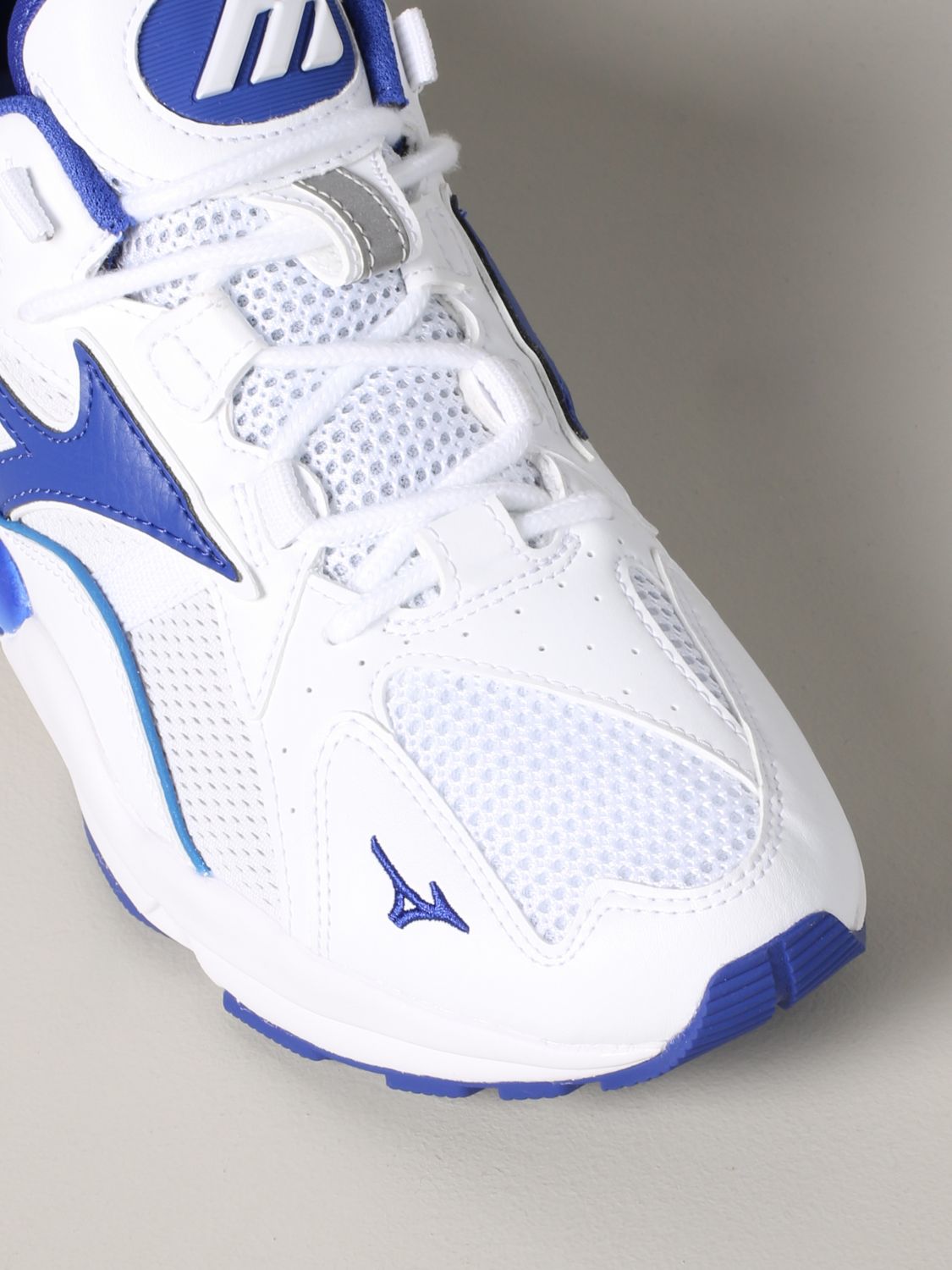 white mizuno shoes