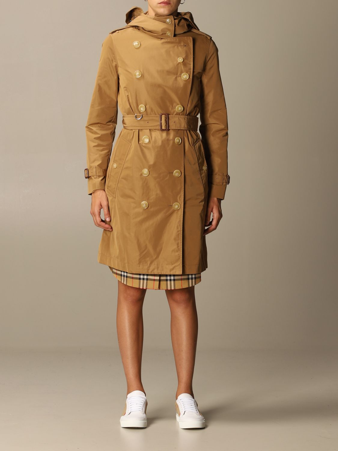 BURBERRY: Kensington medium trench coat in taffeta - Camel | Burberry coat  8006112 online on 