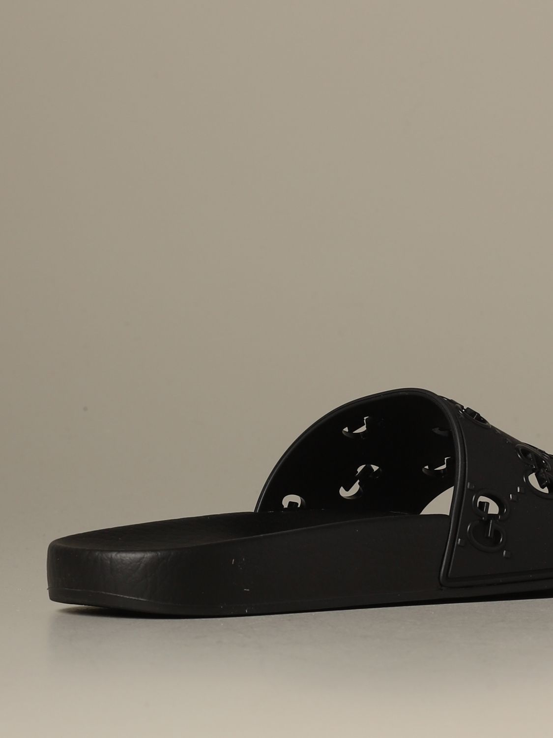 GUCCI: Sandalo slider in gomma GG - Nero | Sandali Bassi Gucci 573922 JDR00  GIGLIO.COM