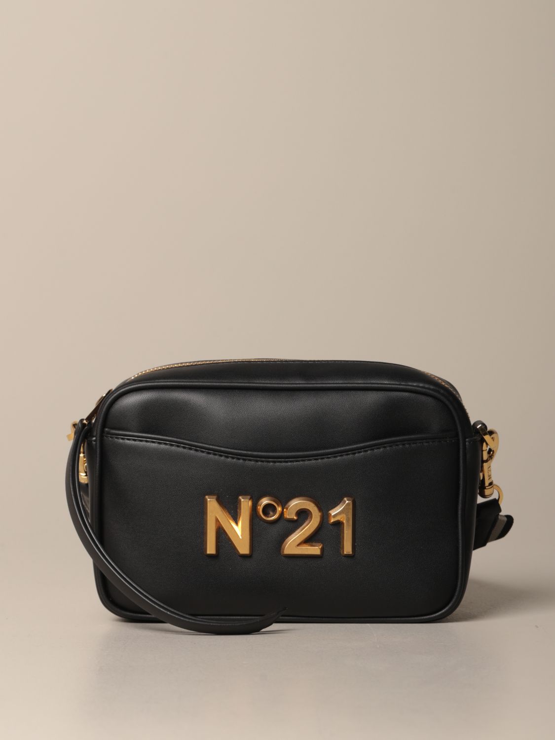 N° 21: N ° 21 shoulder bag in leather with metallic logo - Black ...