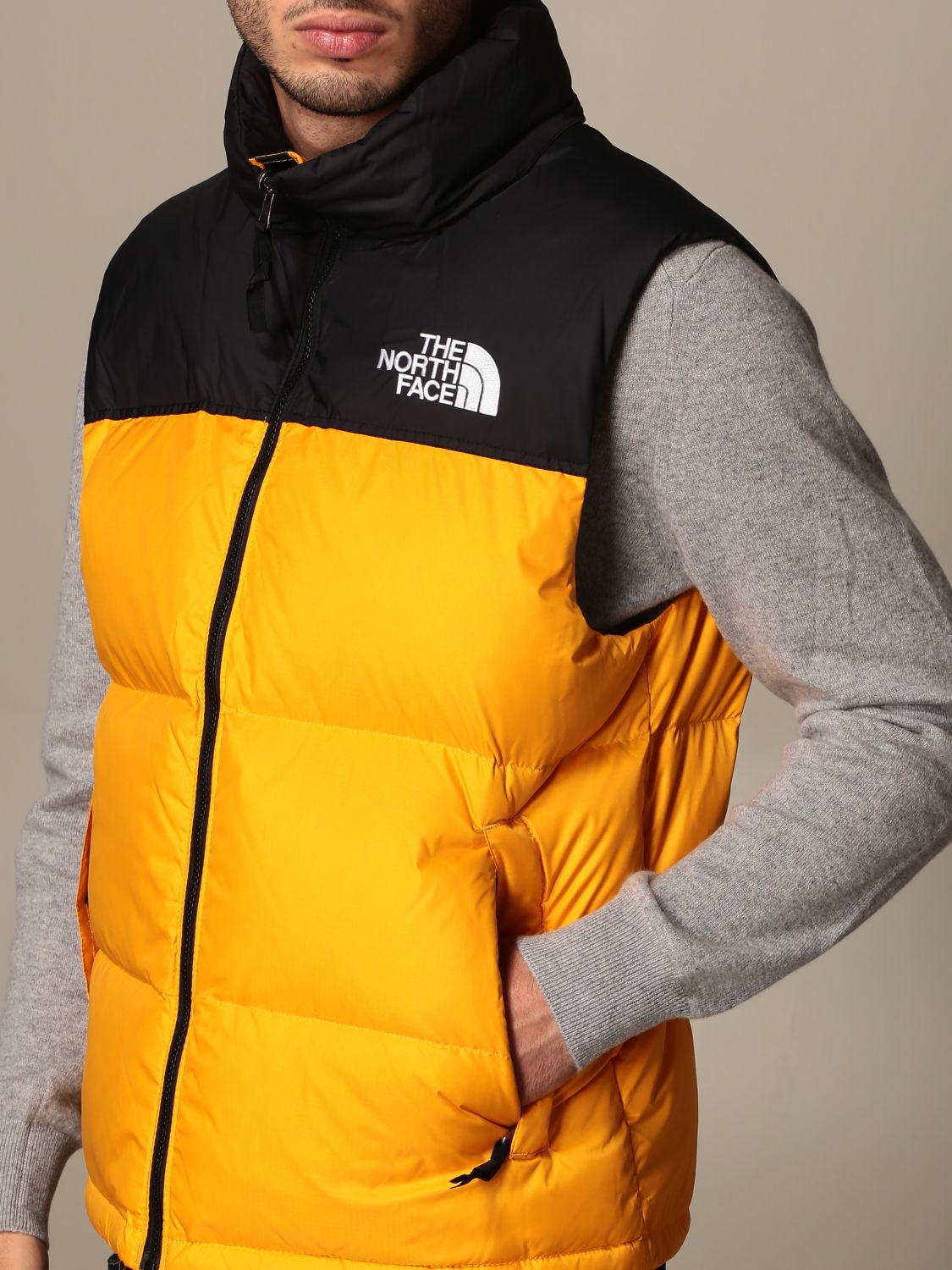 Laughter waste away A faithful THE NORTH FACE: Piumino a gilet bicolor - Giallo | Gilet The North Face  NF0A3JQQ GIGLIO.COM