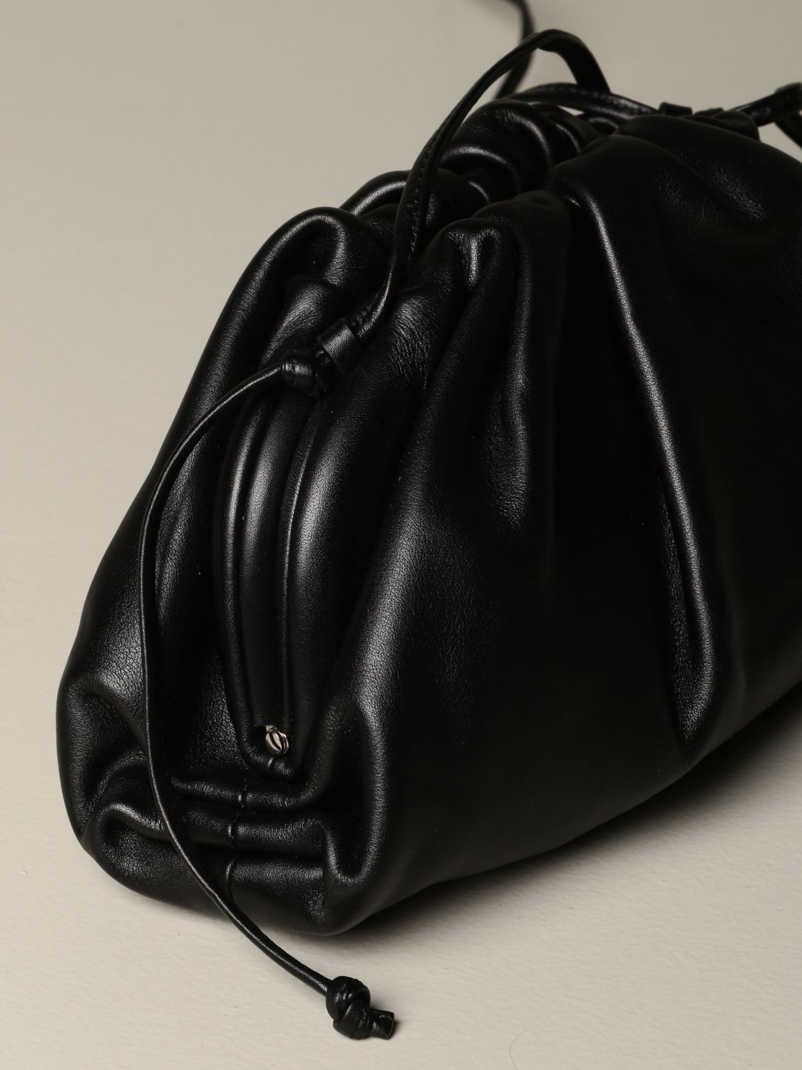 BOTTEGA VENETA: The mini pouch clutch in leather - Black