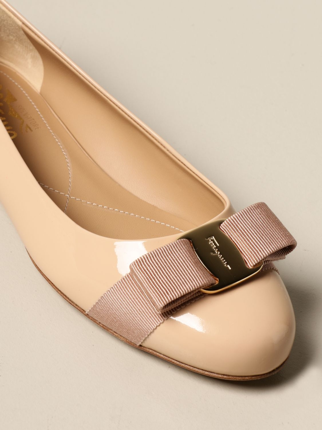 Ferragamo Varina Leather Ballet Flats in Brown Womens Shoes Flats and flat shoes Ballet flats and ballerina shoes 