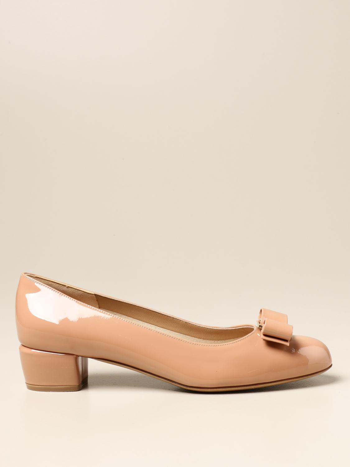 FERRAGAMO: Vara 1 pumps with patent leather bow - Blush Pink