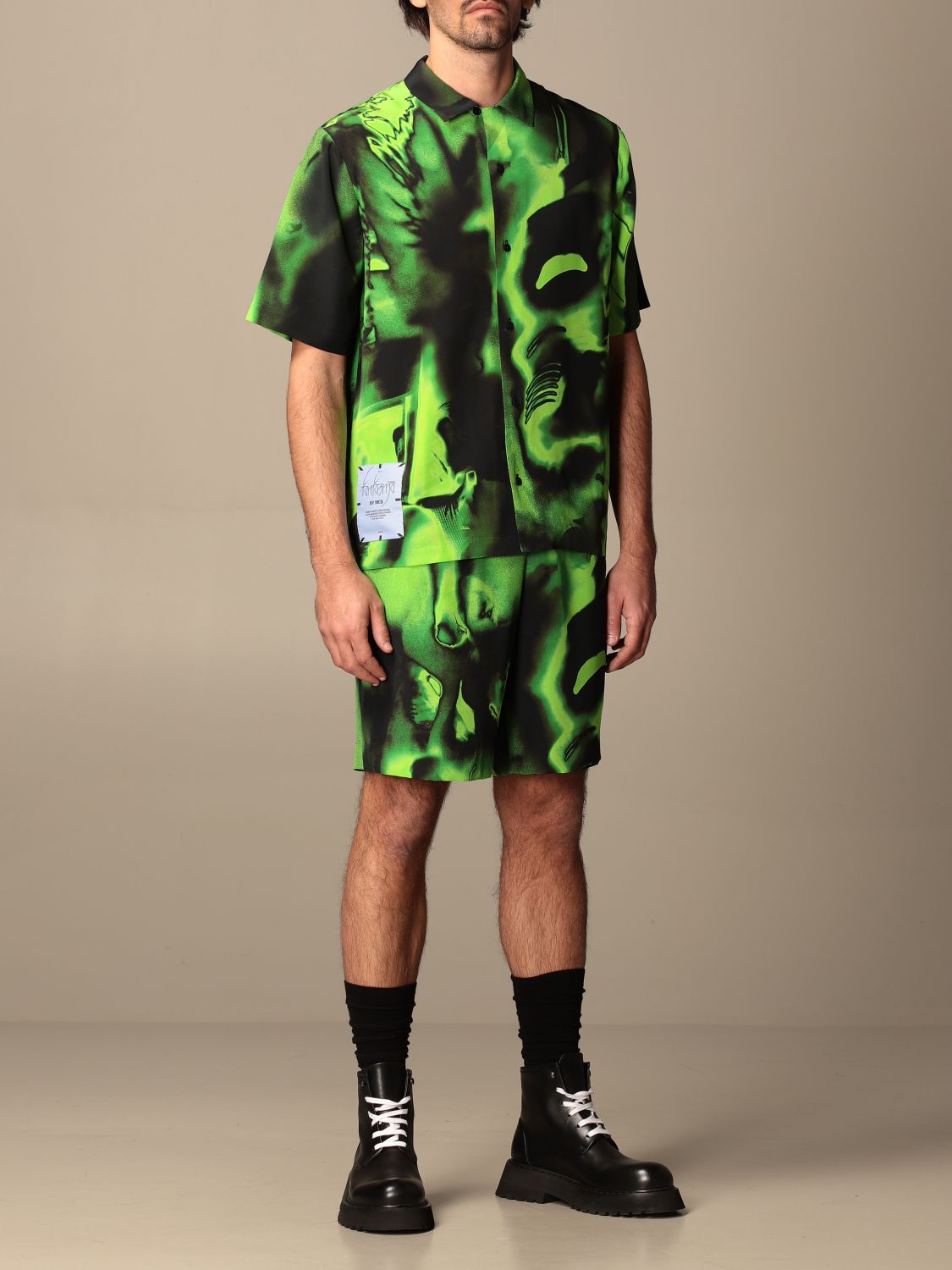 Short Mcq: Ghost jogging shorts by McQ in printed silk green 2