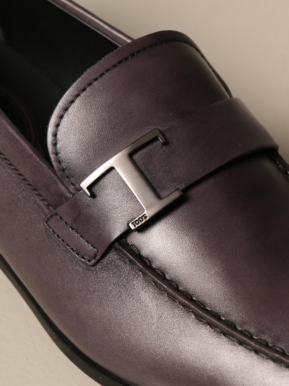 Mocassino chanel in pelle laminata con frange e accessorio catena sulla  punta.