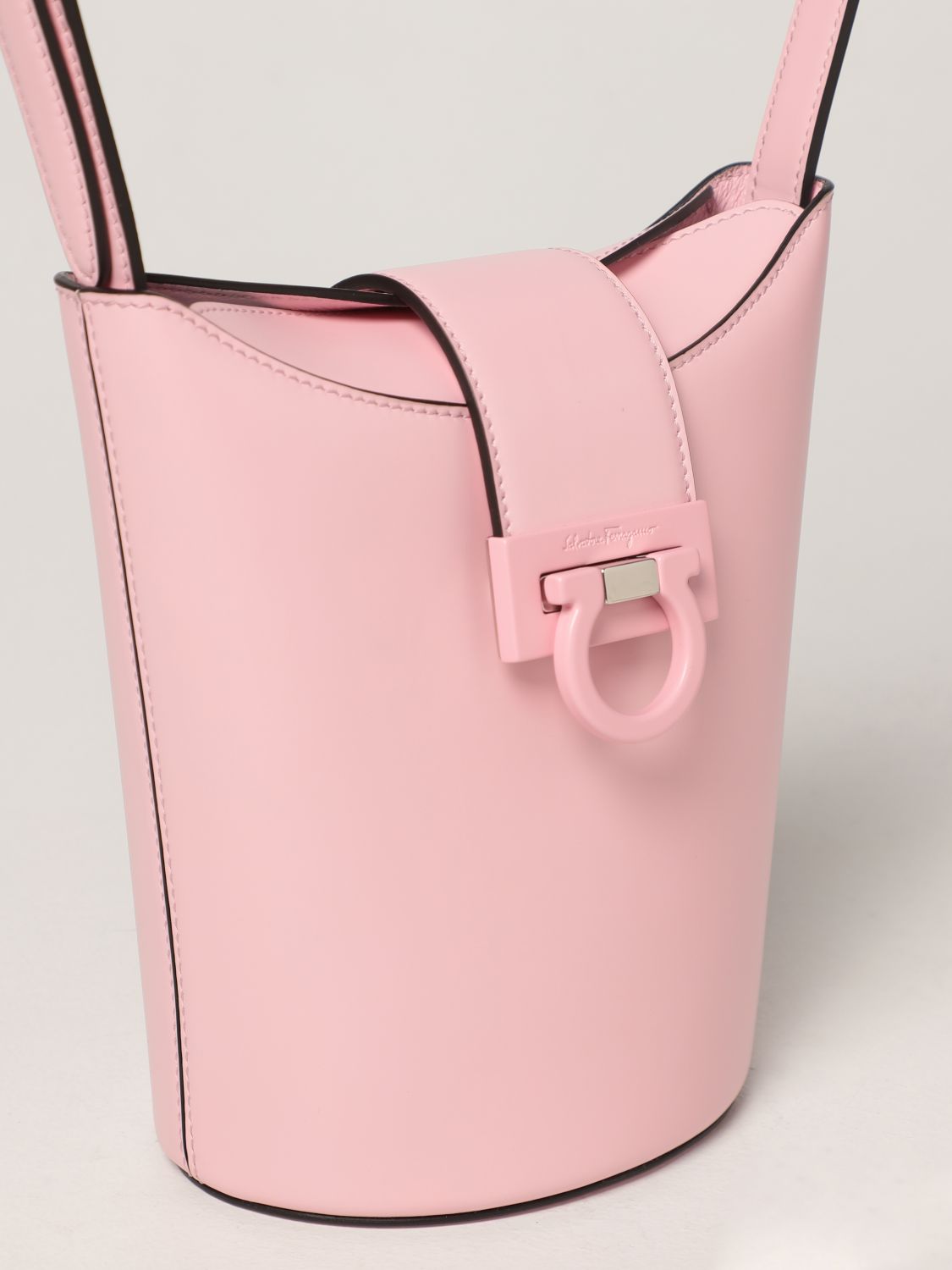 Мини-сумка Salvatore Ferragamo: Наплечная сумка Женское Salvatore Ferragamo розовый 4