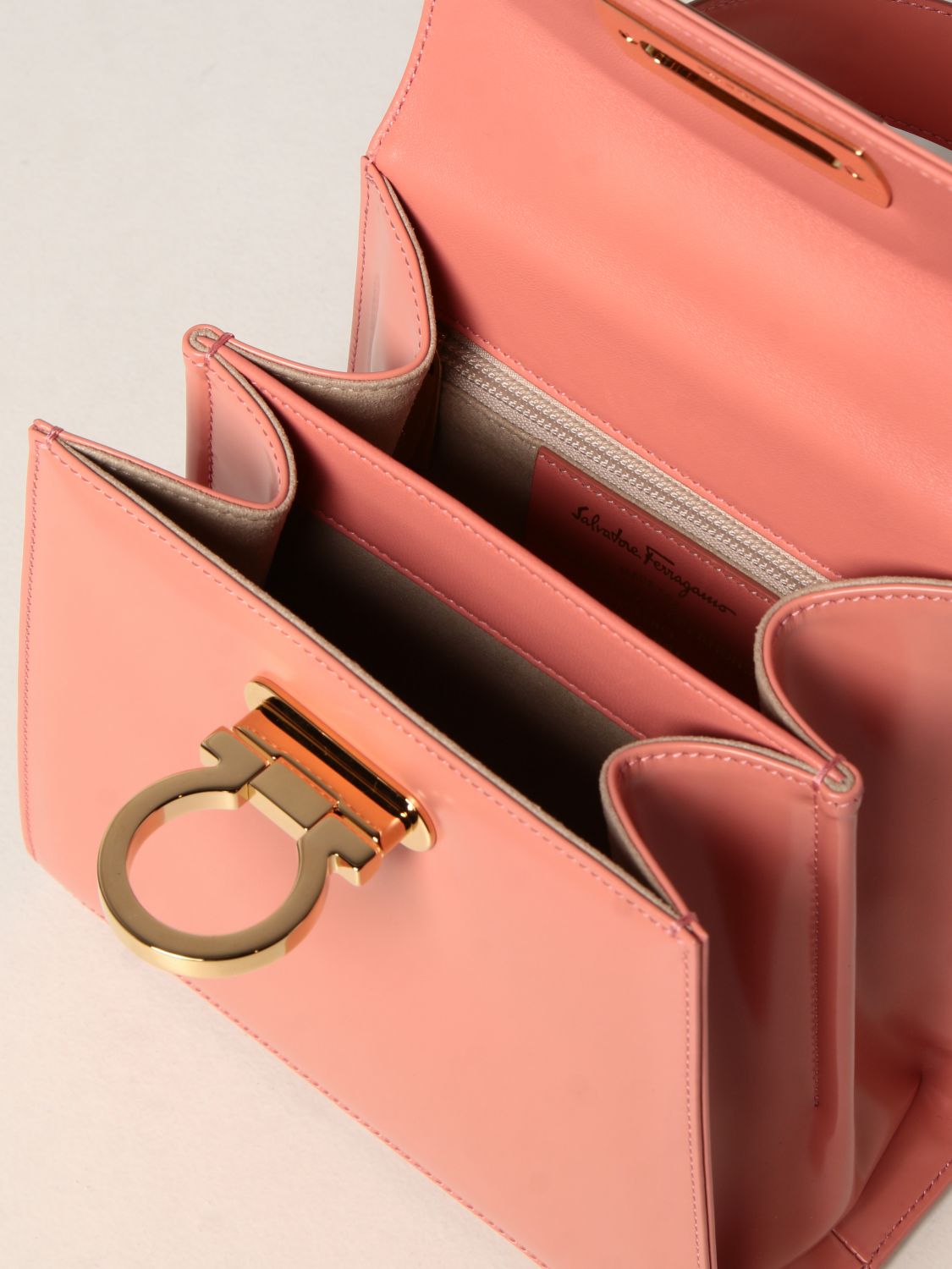Сумка с короткими ручками Salvatore Ferragamo: Наплечная сумка Женское Salvatore Ferragamo розовый 5