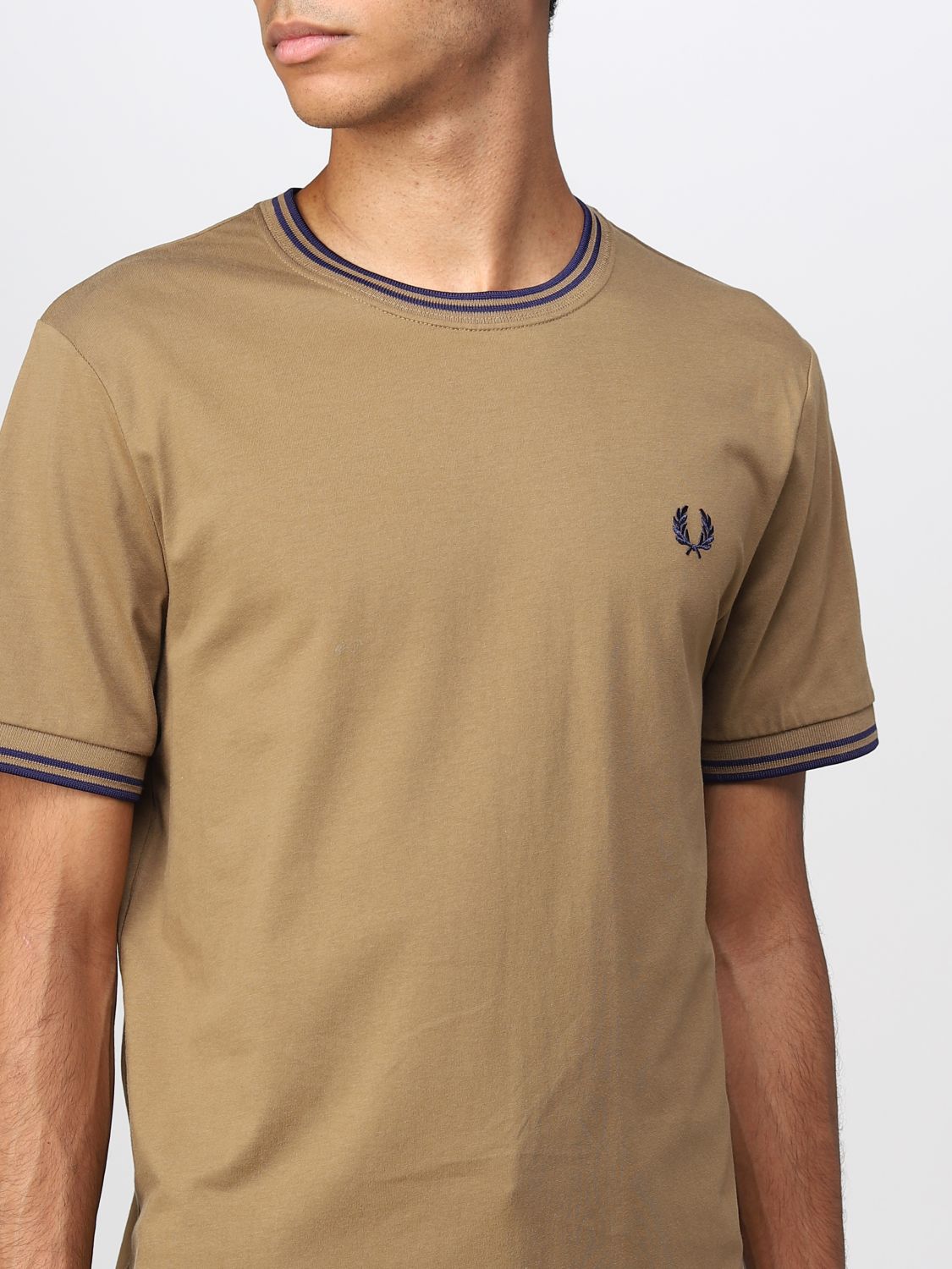 T-shirt Fred Perry: T-shirt Fred Perry con mini logo ricamato marrone 3
