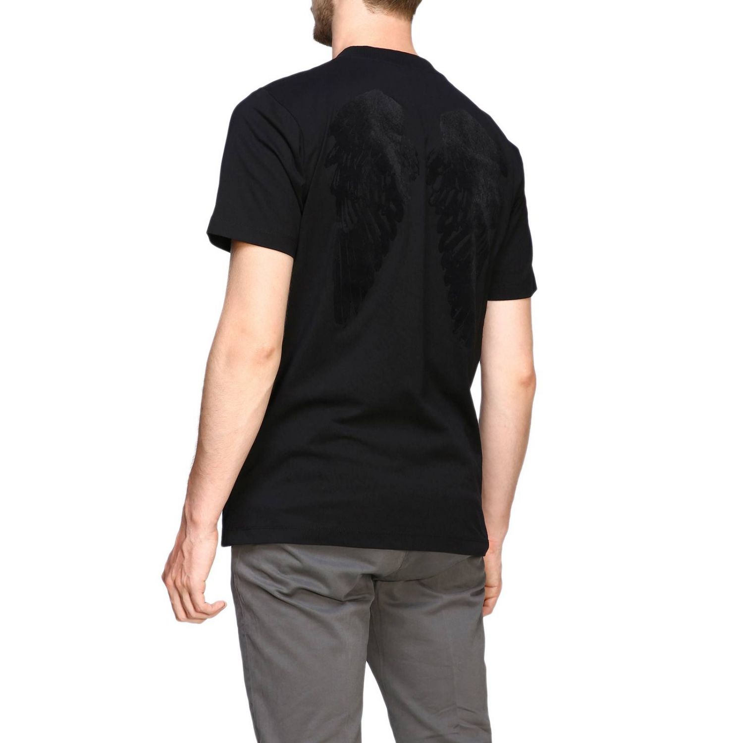 t shirt con piume sulle maniche