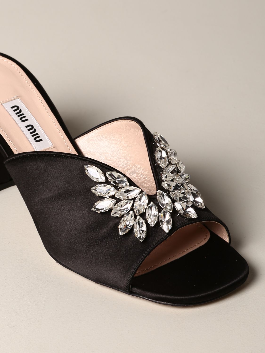Sandalen mit Absatz Miu Miu: Miu Miu Sandale aus Satin mit Strass Steinen schwarz 4