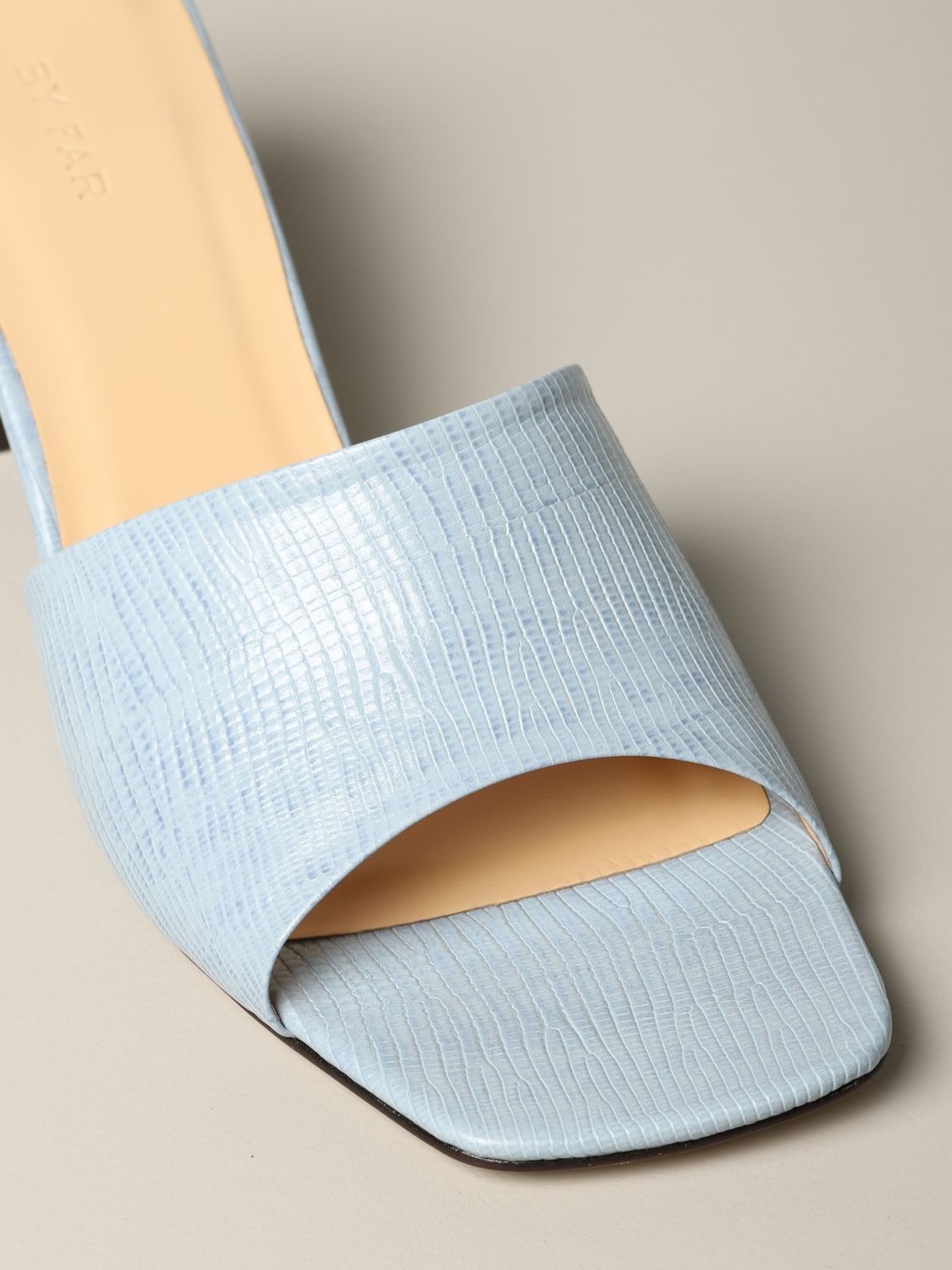 Sandalen mit Absatz By Far: By Far Sandale aus strukturiertem Leder hellblau 4