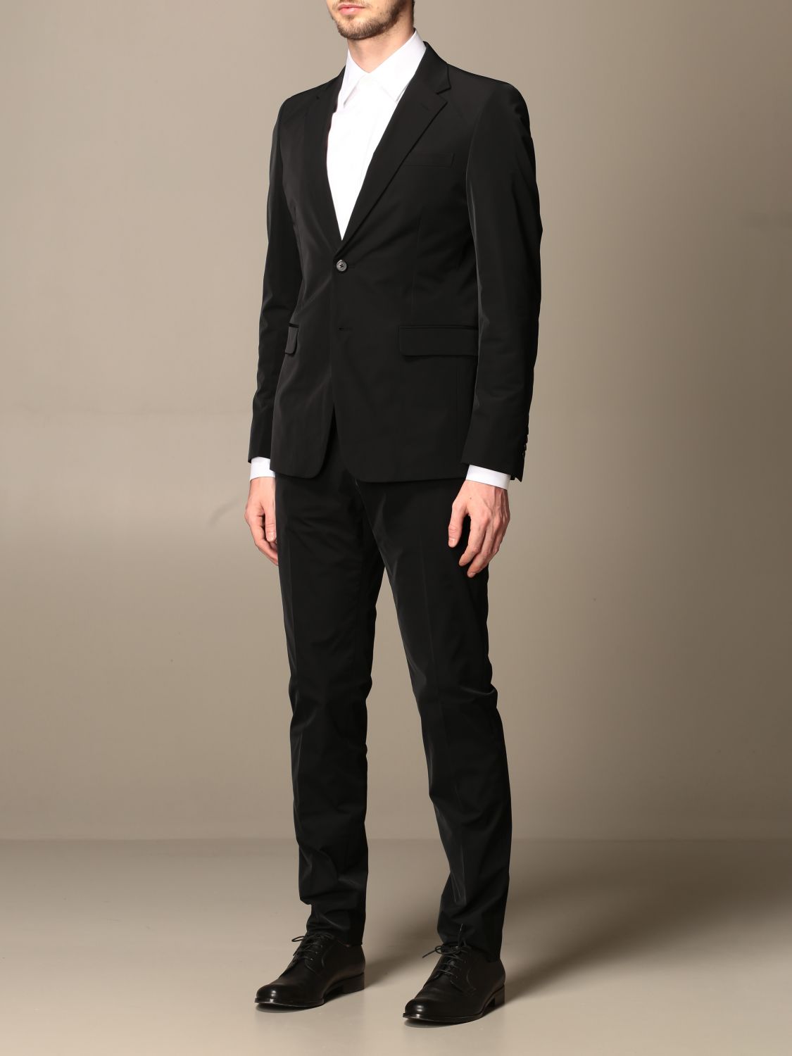 Total 78+ imagen prada black suit - Abzlocal.mx