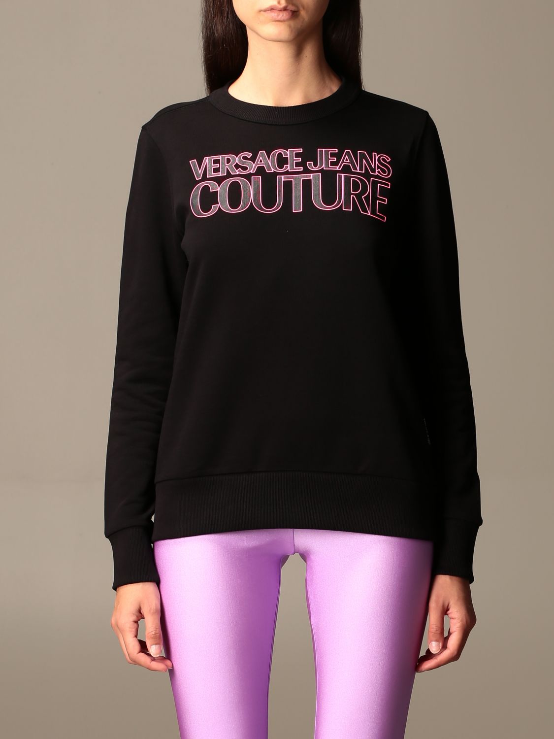 black sweatshirt with jeans