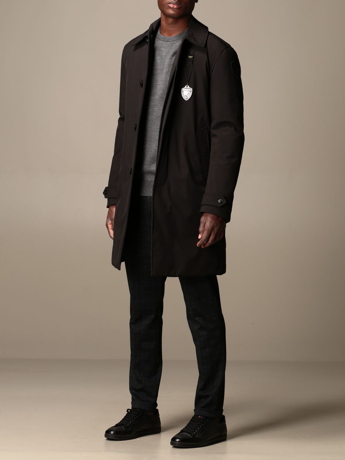 blauer trench coat