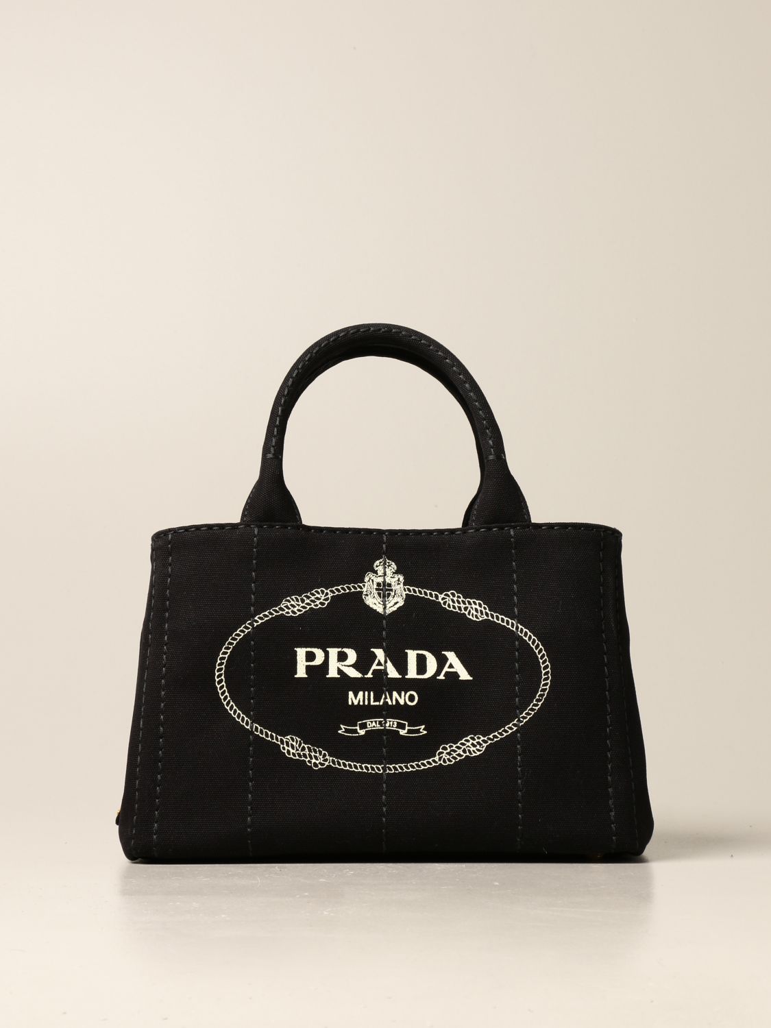 Первые сумки Прада. Прада черная этикетка. Логотип Прада на сумках. Сумка с надписью Прада. Ресейл сумок