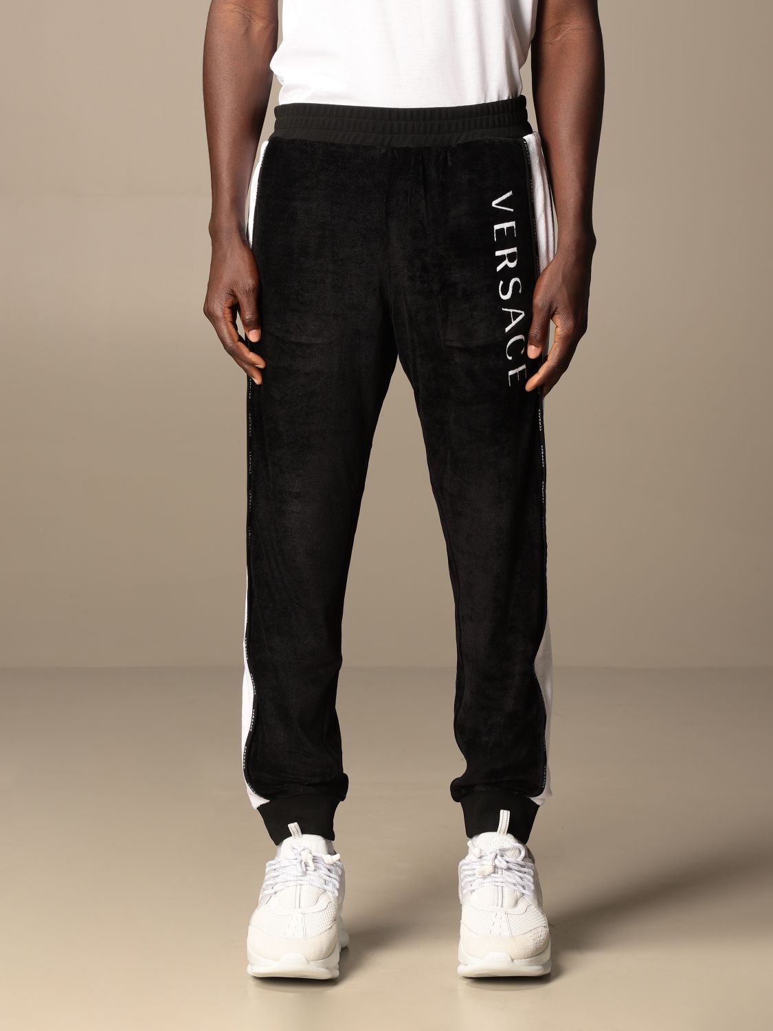Pantalone Versace: Pantaloncino jogging Versace in cotone con logo nero 1