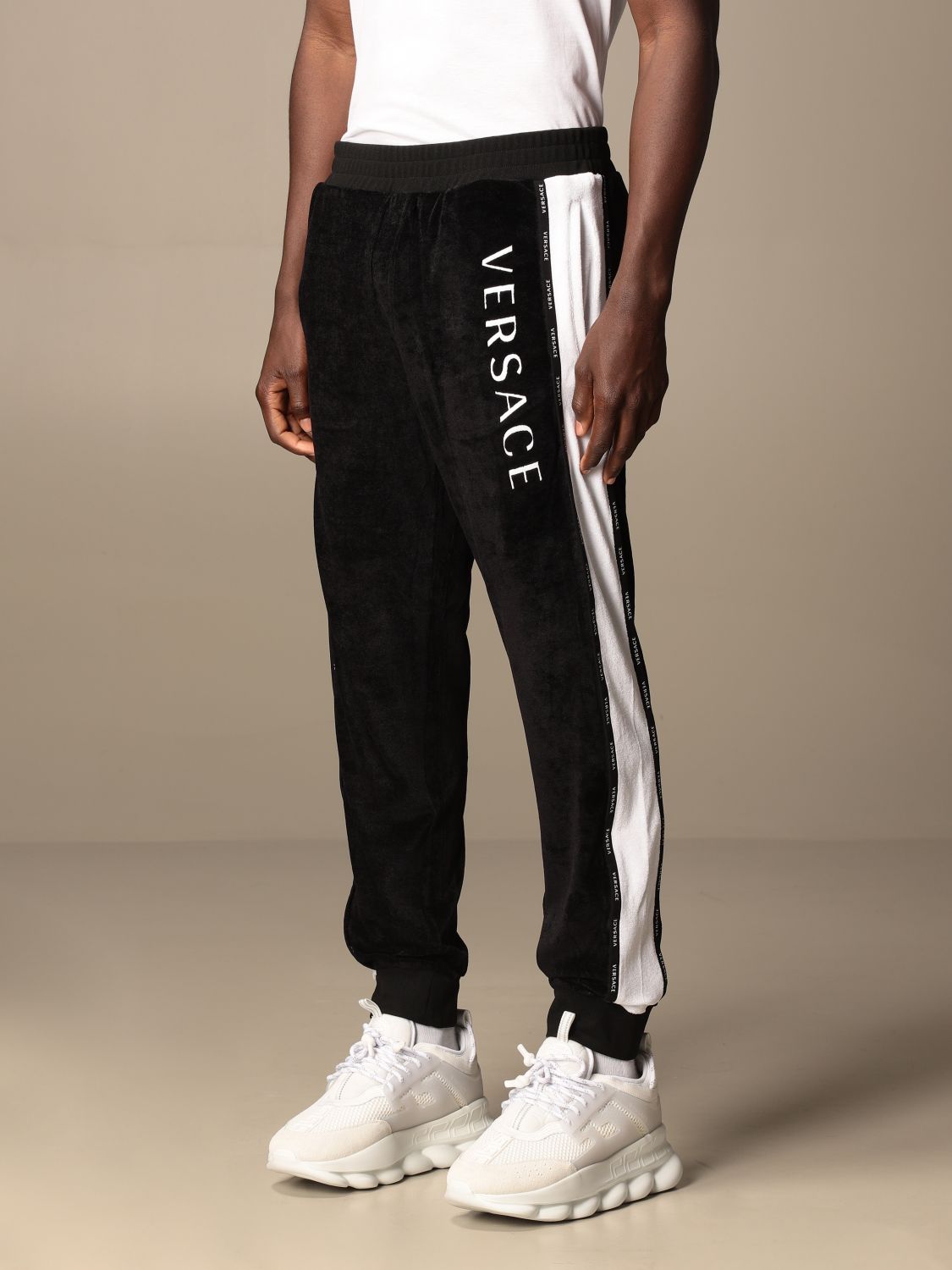 Pantalone Versace: Pantaloncino jogging Versace in cotone con logo nero 3