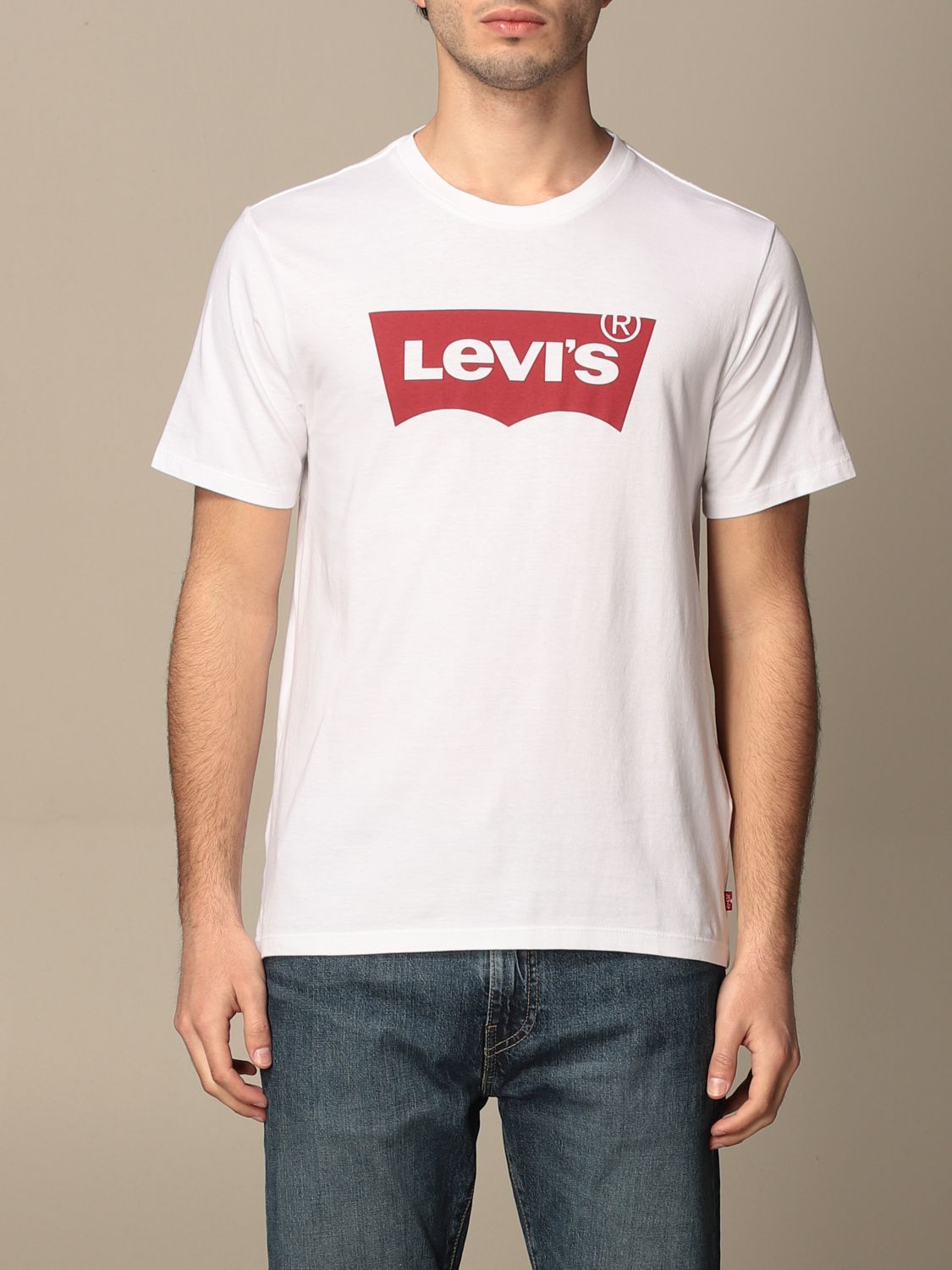 Купить футболку levis. White Levis t Shirt. Футболка левайс мужская. Levis logo футболка. Levis man футболка.