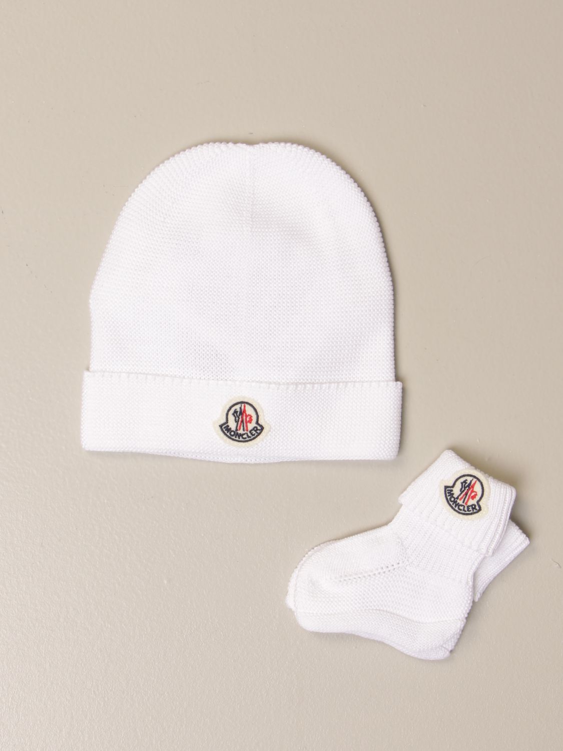 Combinato Moncler: Set cappellino + calze Moncler con logo bianco 1