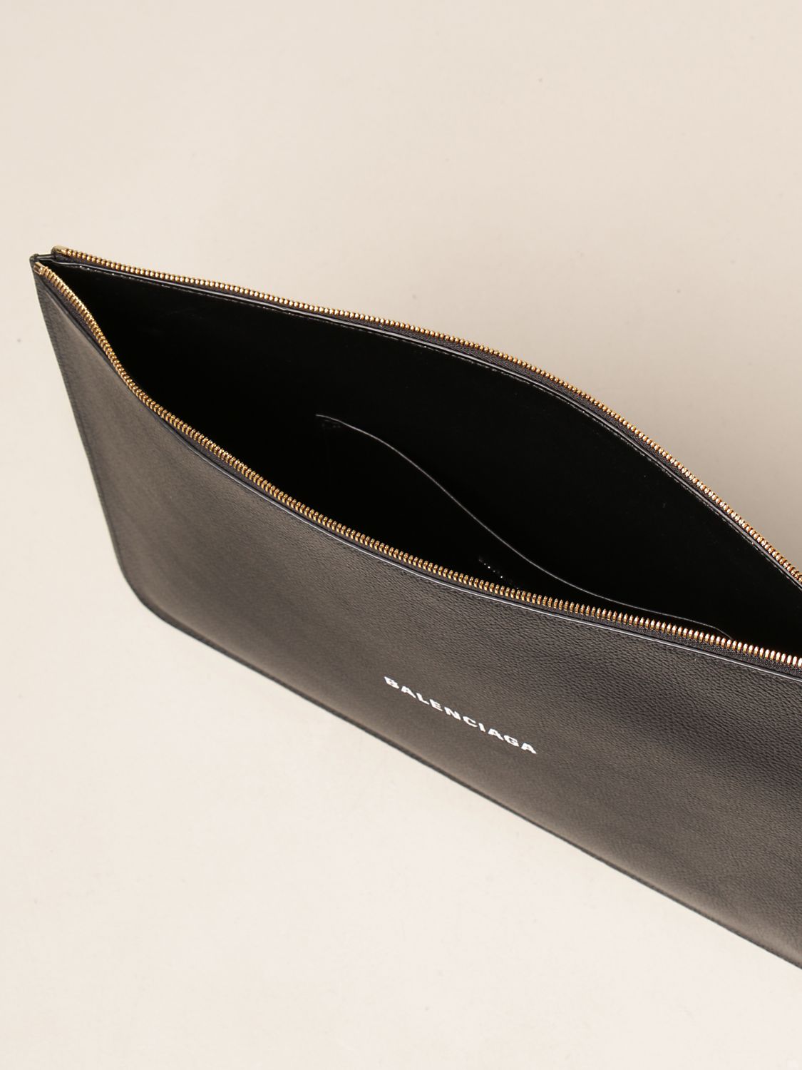 Portafoglio Balenciaga: Pochette Balenciaga in pelle martellata con logo nero 5