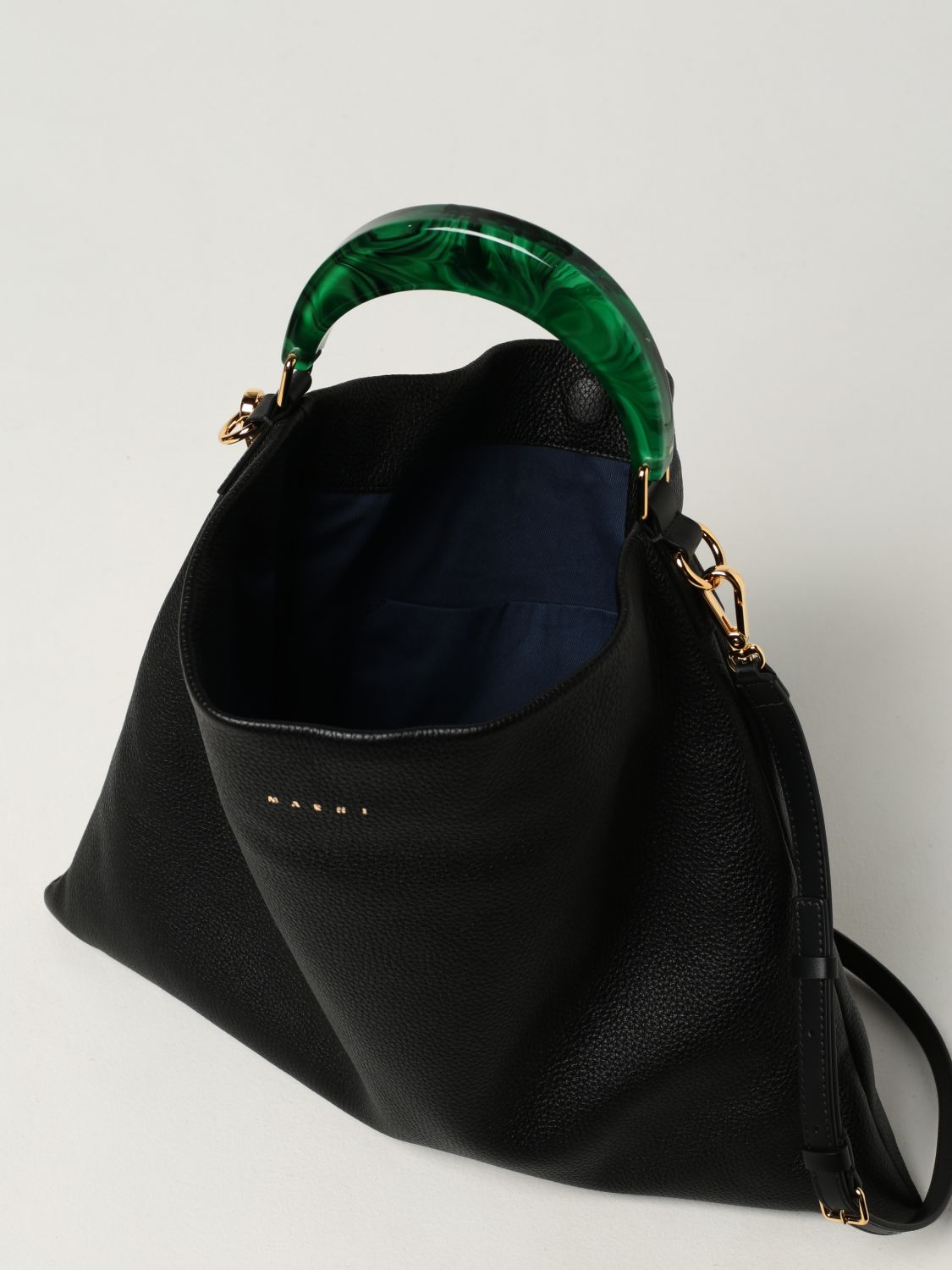 Black Marni bag 🖤 @leiasfez  Street style bags, Marni bag, Black bag  outfit