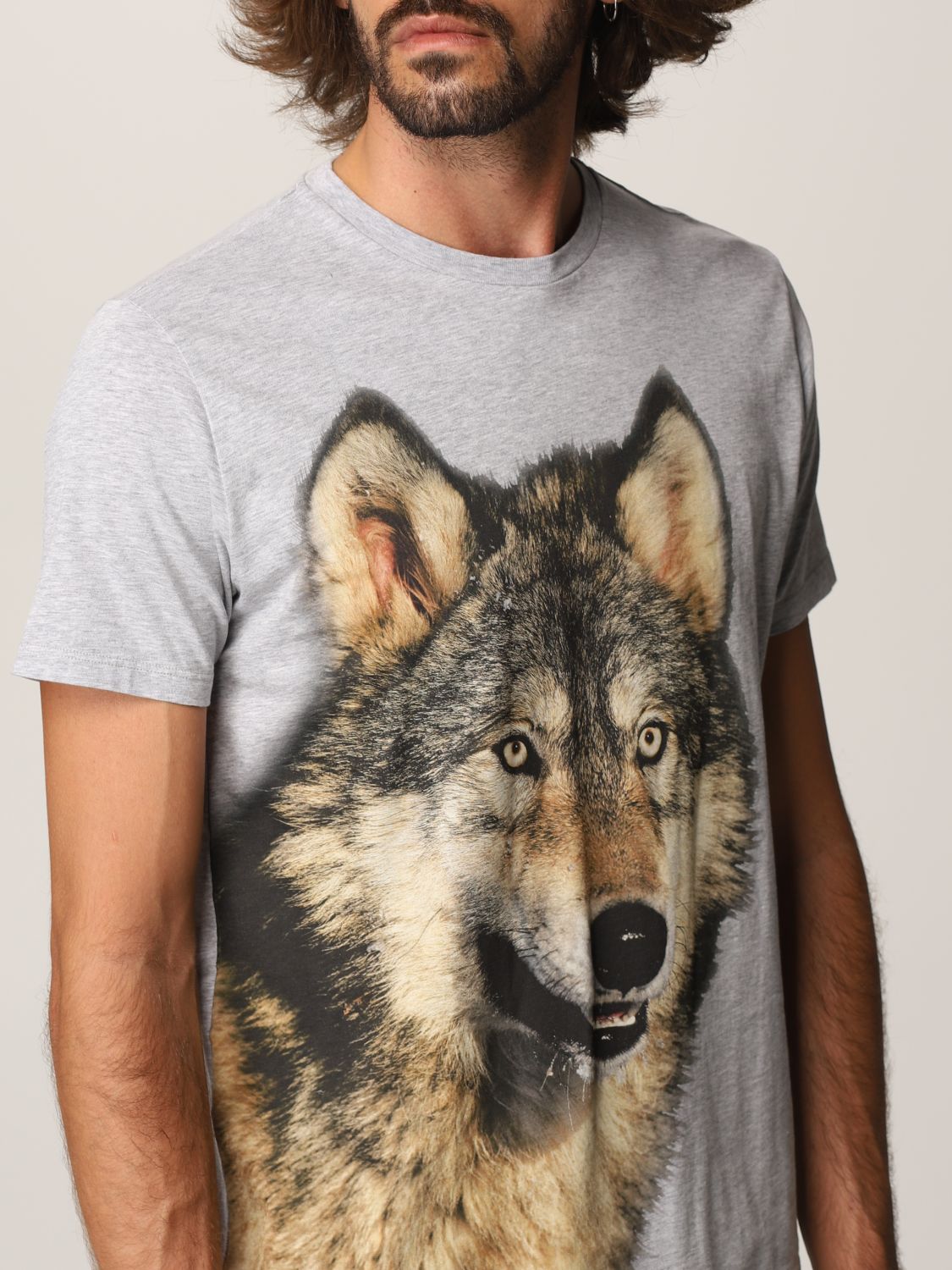 t shirt with wolf print