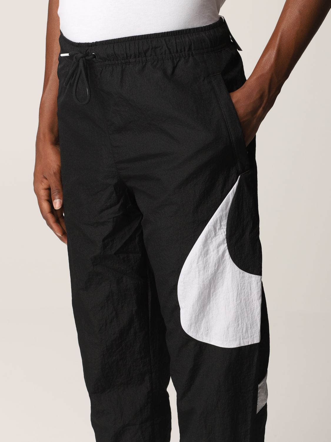 Agotar acelerador Relajante NIKE: nylon jogging pants with Swoosh logo - Black | Nike pants DD5969  online on GIGLIO.COM