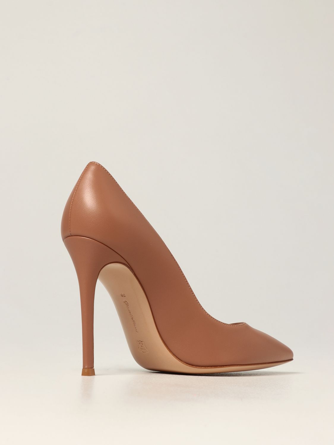Court shoes Gianvito Rossi: Shoes women Gianvito Rossi nude 3