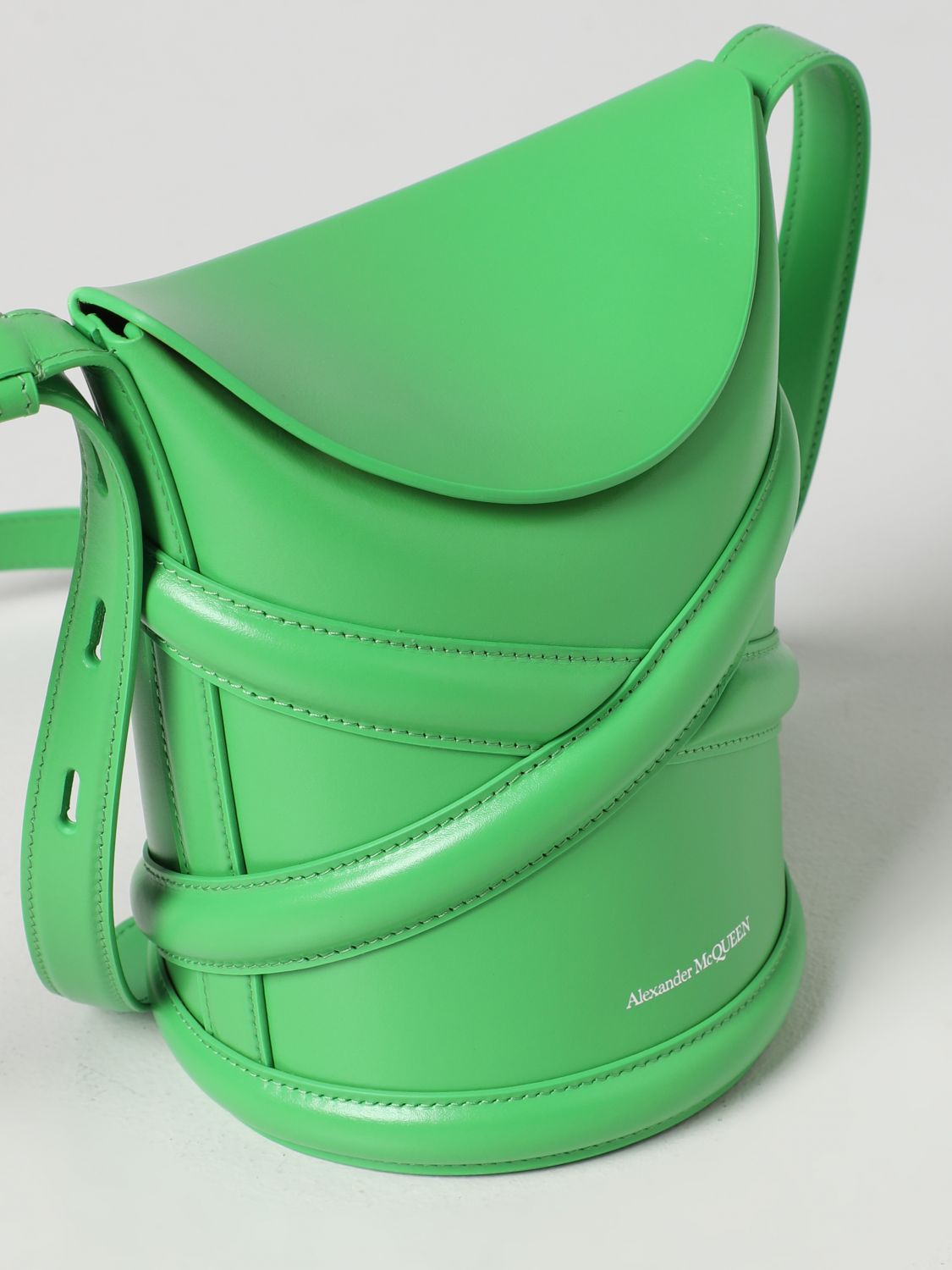 Damen Taschen Bucket Taschen und Geldbörsen Alexander McQueen Leder Soft Curve Mini Beuteltasche Aus Leder in Grün 