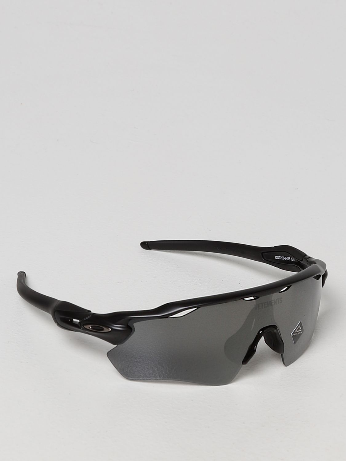 VTMNTS: Occhiali da sole Vetements X Oakley - Nero | Occhiali Da Sole  Vtmnts UA53SU100B online su 